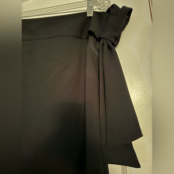 Donna Morgan LBD - slightly off shoulder w Large Bows at shoulder size 12 - Picture 2 of 4